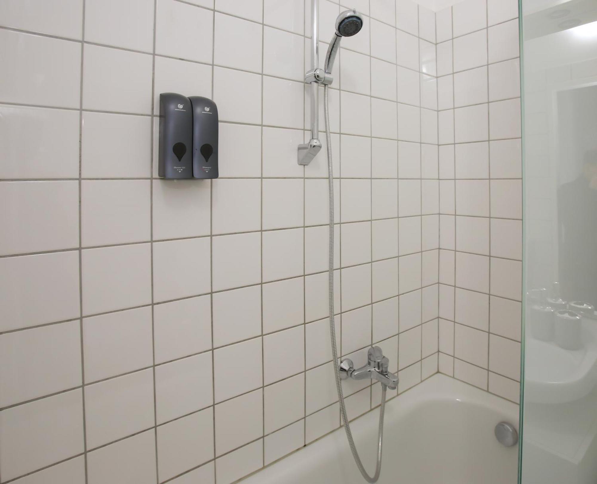 Apartamento Downtown Bliss Modern Retreat With Free Parking And Fast Internet 600 Mbits Viena Exterior foto
