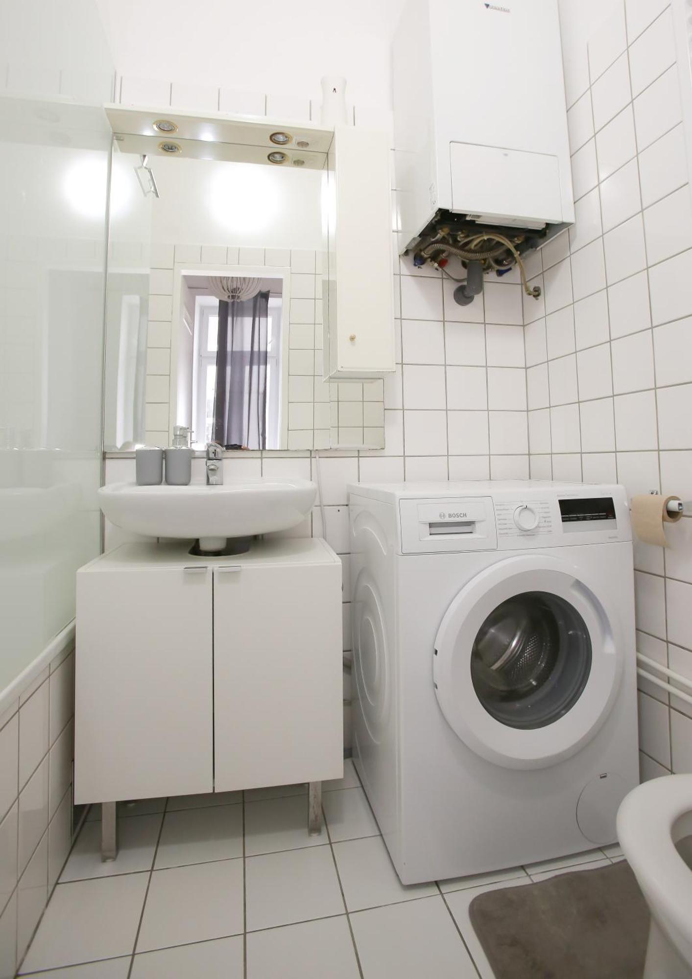 Apartamento Downtown Bliss Modern Retreat With Free Parking And Fast Internet 600 Mbits Viena Exterior foto